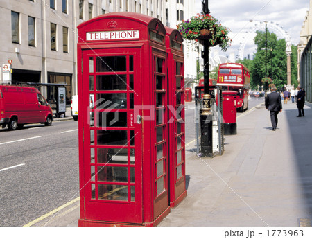 ロンドン市内の電話ボックス 1773963