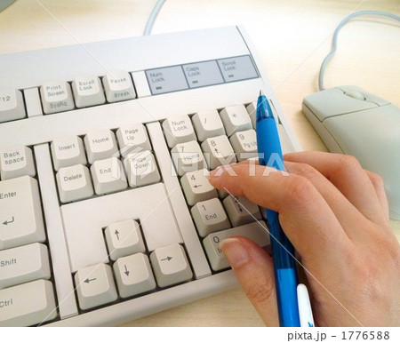 テンキーを打つ手 1776588