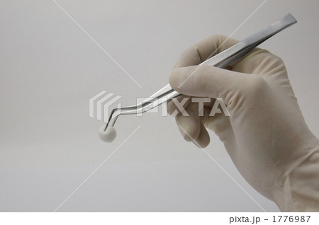 ピンセットを持つ手の写真素材