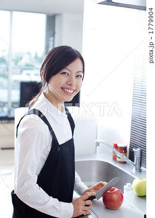 キッチン 料理 女性 1779904