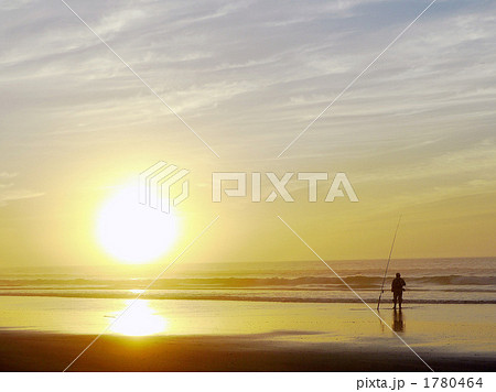 日の出を望む釣り人 1780464