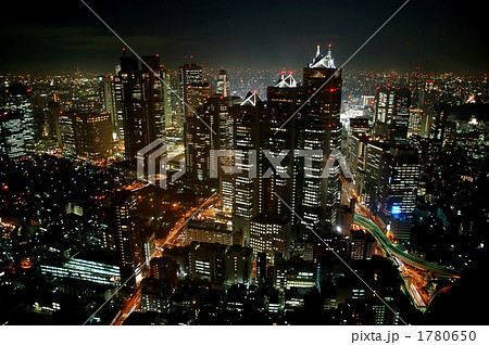 東京 新宿新都心の高層ビル群の夜景の写真素材 [1780650] - PIXTA