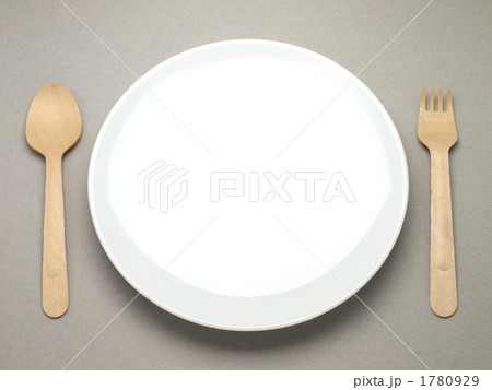 白い皿と木製のスプーンとフォーク 白い皿と木製のスプーンとフォーク 1780929