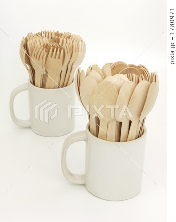 カップに入った木製のスプーンとフォーク 1780971