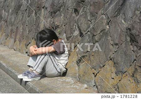 膝を抱えて座る子供 1781228