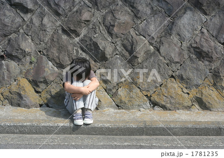 膝を抱えて座る子供 1781235