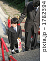 七五三・階段の父子 1782394