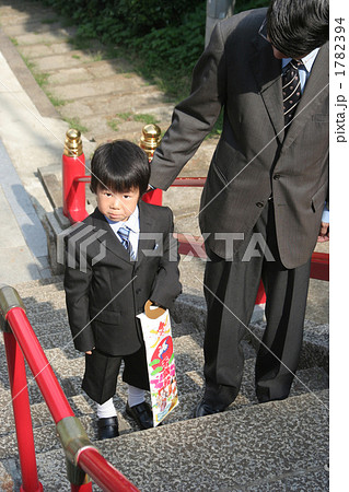 七五三・階段の父子 1782394
