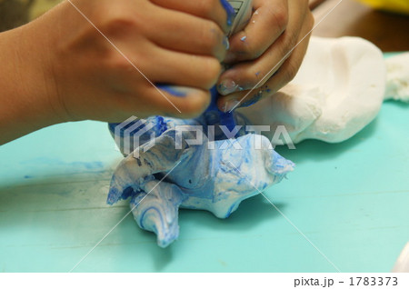 絵の具を足して紙粘土をこねる 絵の具を足して紙粘土をこねる 1783373