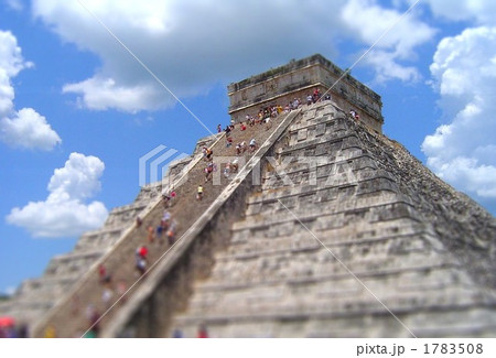 メキシコ チェチェン・イッツァのピラミッド（ジオラマ風）の写真素材