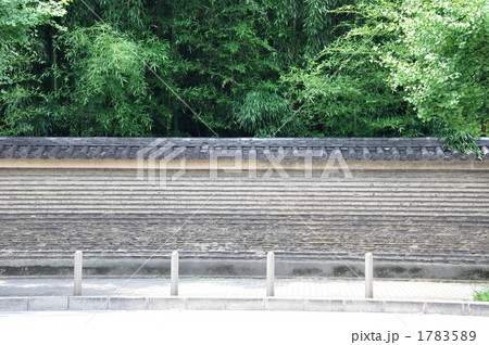 京都・渉成園の築地塀 1783589