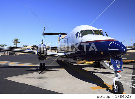 小型旅客機の正面アップ 1784028