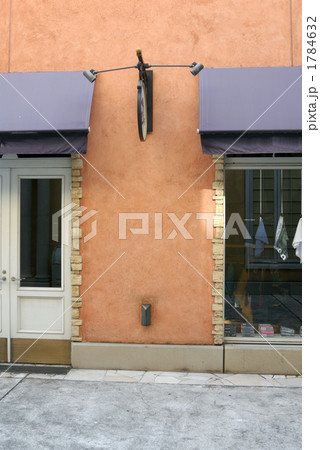 オレンジ色の壁 1784632