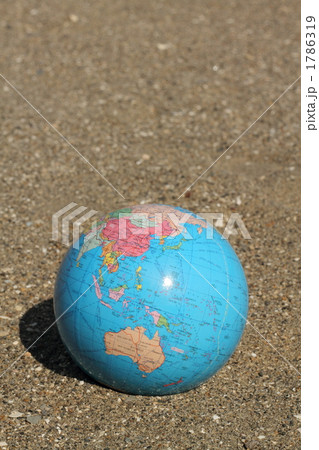 地球儀 砂浜 ② 地球儀 砂浜 ② 1786319