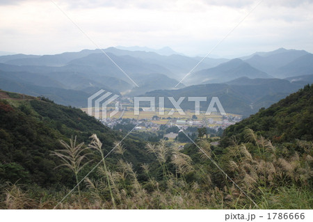 初秋のすすき揺れる山間地 1786666
