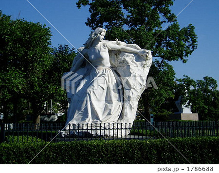 長崎市　平和公園の乙女の像 1786688