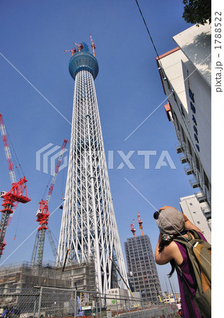 スカイツリーを撮る女性 1788522