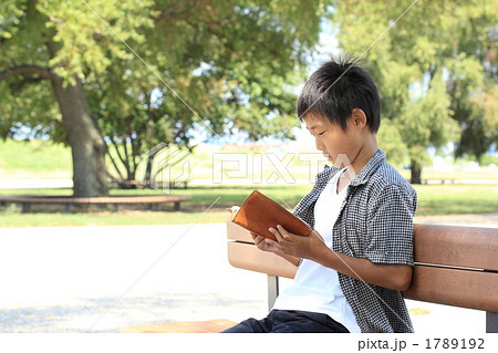 公園で本を読む少年 1789192