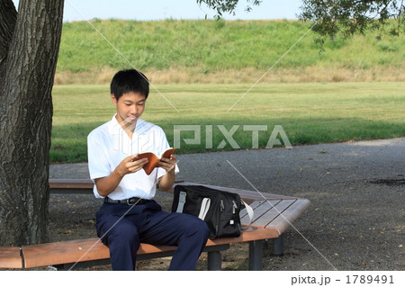 読書をする中学生 1789491