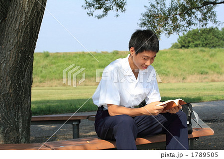 読書をする中学生 読書をする中学生 1789505