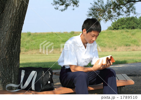 読書をする中学生 1789510