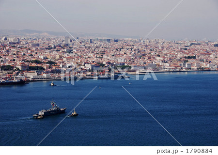 テージョ川対岸のクリストレイから見たリスボンの町並み テージョ川対岸のクリストレイから見たリスボンの町並み 1790884