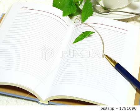 机の上に広げた日記帳【日記を書くイメージ】 (横) 机の上に広げた日記帳【日記を書くイメージ】 (横) 1791096