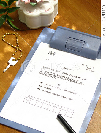 回覧板に判子を押す【自治体・町内会・地域活動イメージ】　（縦） 1791115