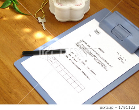 回覧板に判子を押す【自治体・町内会・地域活動イメージ】（横） 1791122