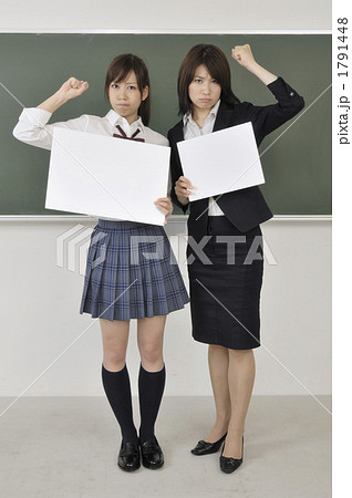 ホワイトボードを持つ先生と生徒 1791448