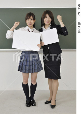 ホワイトボードを持つ先生と生徒 1791450