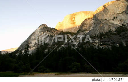 ヨセミテ国立公園ハーフドームの夕焼け　アメリカ　カリフォルニア州 1791874