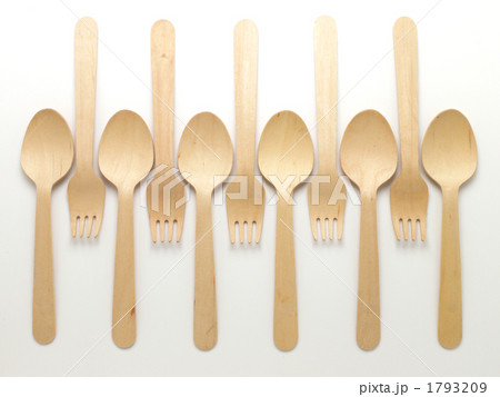 木製のフォークとスプーン 1793209