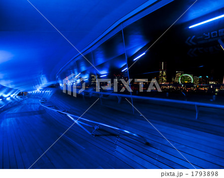 大さん橋室内通路とみなとみらい夜景 1793898