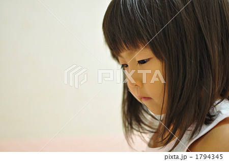 真剣な表情の女の子 横顔 の写真素材