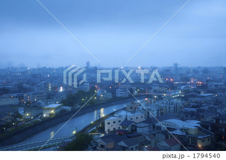 大雨警報と町並み 1794540