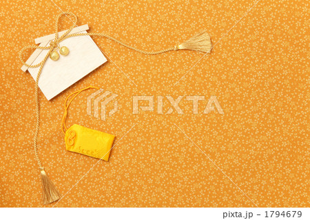 金の組紐の絵馬と黄色のお守り１　真俯瞰 1794679