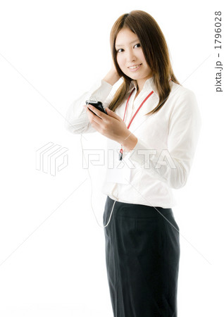 スマートフォンで音楽を聞く女性 スマートフォンで音楽を聞く女性 1796028