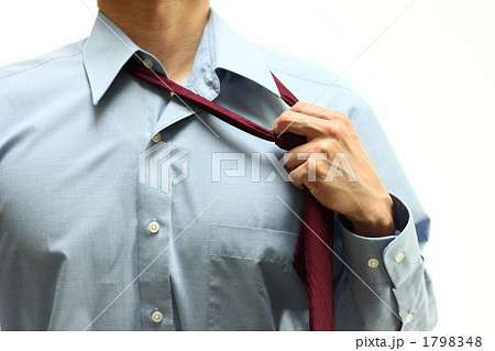 ネクタイをゆるめるビジネスマンの写真素材