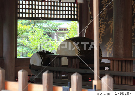 拝殿内の和太鼓 1799287