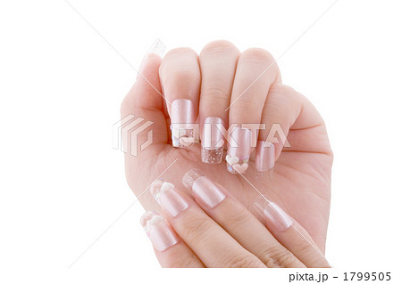 ハート柄のネイルをした女性の手 ハート柄のネイルをした女性の手 1799505