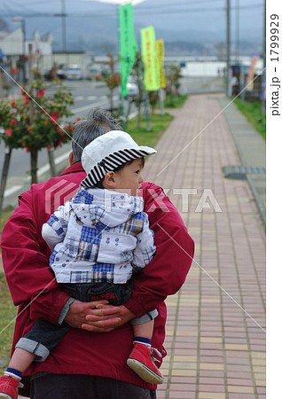 おじいちゃんに おんぶ の写真素材