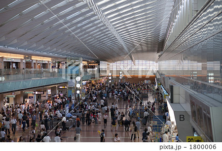 大勢の人混みで賑わう空港ロビー 大勢の人混みで賑わう空港ロビー 1800006