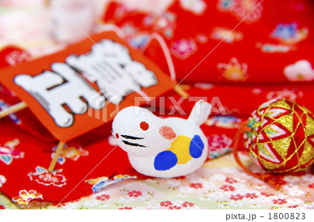 繭のウサギが手鞠凧の前にいる 1800823