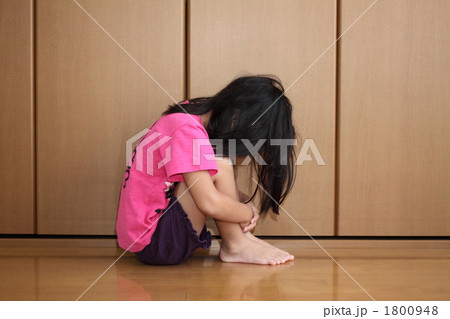 しゃがむ女の子横の写真素材