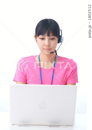 カジュアルなオペレーター（モデル：都倉幸恵） 1802512