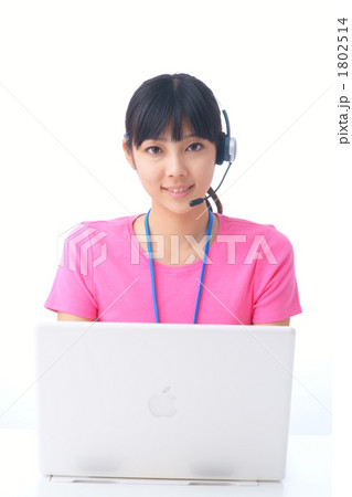 カジュアルなオペレーター（モデル：都倉幸恵） 1802514