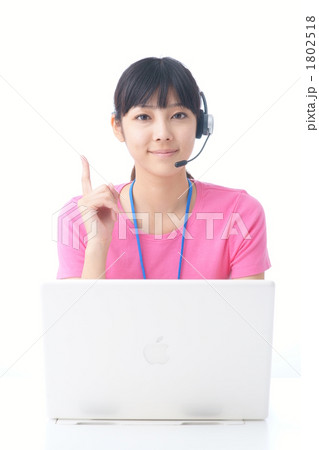 カジュアルなオペレーター（モデル：都倉幸恵） 1802518