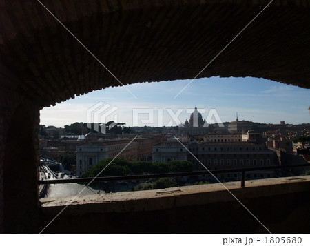 サンタンジェロ城から見たサンピエトロ寺院 1805680