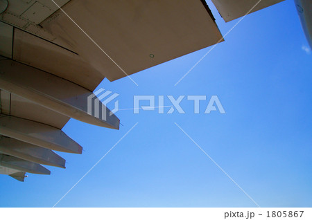 A300-600R　主翼下から仰ぐ飛行機雲 1805867